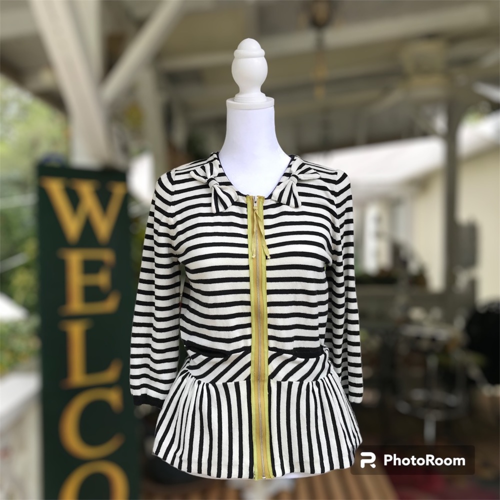Black & White cotton knit fitted cardigan - top.  Zip front.